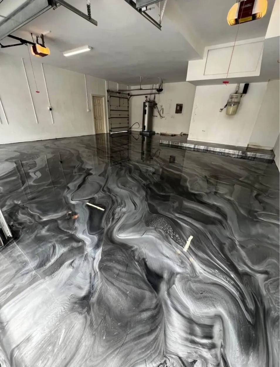 Garage with a black and white marbled epoxy floor